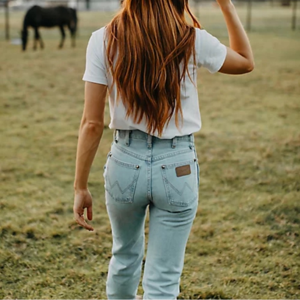 Wrangler women’s bootcut jeans in color bleach - RUNS SMALL